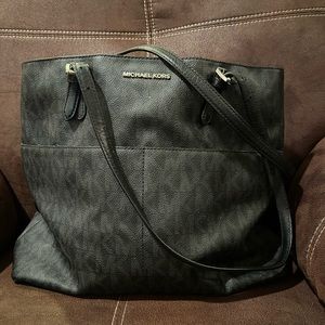 Michael Kors Larger Pocket Tote / Black Leather